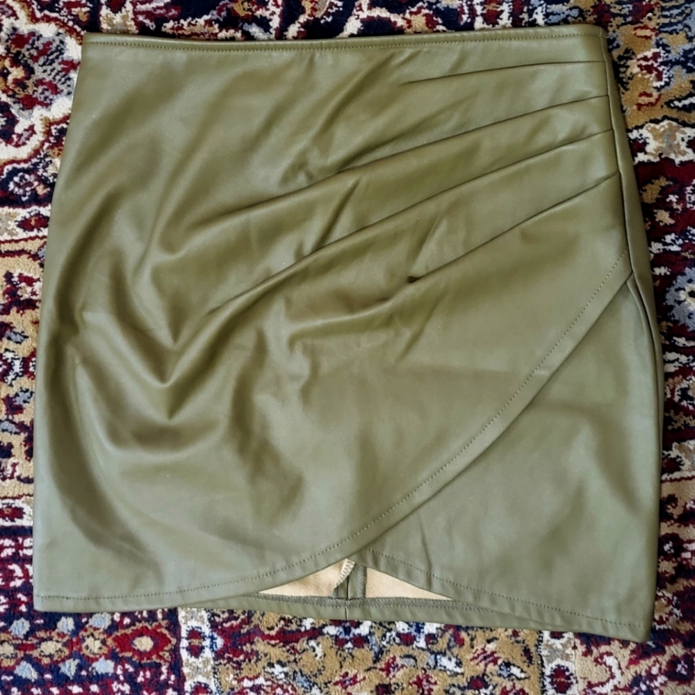Faux leather scrunched skirt